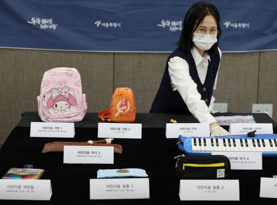 서울시는 새 학기를 맞아 중국계 플랫폼 알리 익스프레스와 테무, 쉬인(알·테·쉬)에서 판매 중인 어린이 학용품·간절기 의류·잡화 등 29개 제품에 대해 안전성 검사를 실시한 결과 10개 제품이 산업통상부가 고시한 국내 안전기준에 부적합했다고 26일 밝혔다. 이날 서울시청에서 서울시 관계자가 해당 제품들을 살펴보고 있다. 연합뉴스