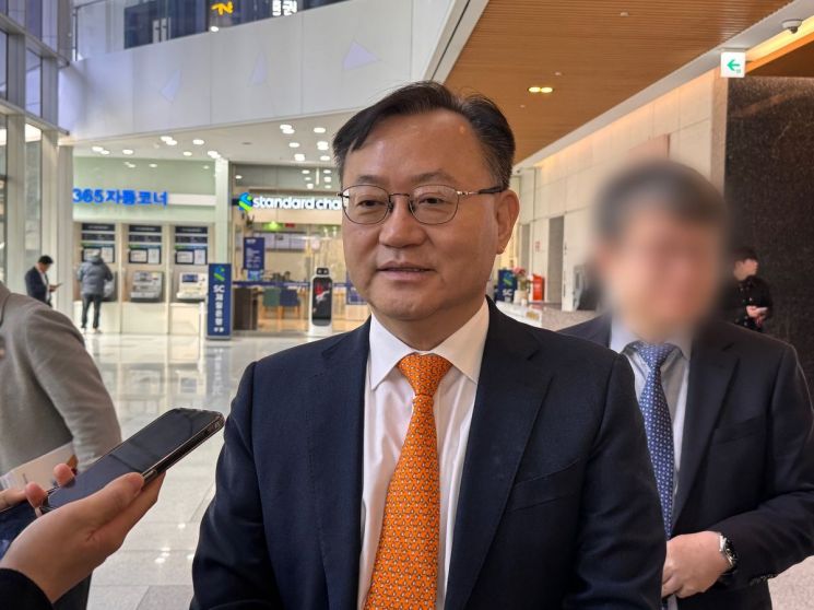 명노현 LS 부회장이 26일 서울 용산구 LS용산타워에서 열린 주주총회 후 취재진 질문에 답하고 있다. 연합뉴스.