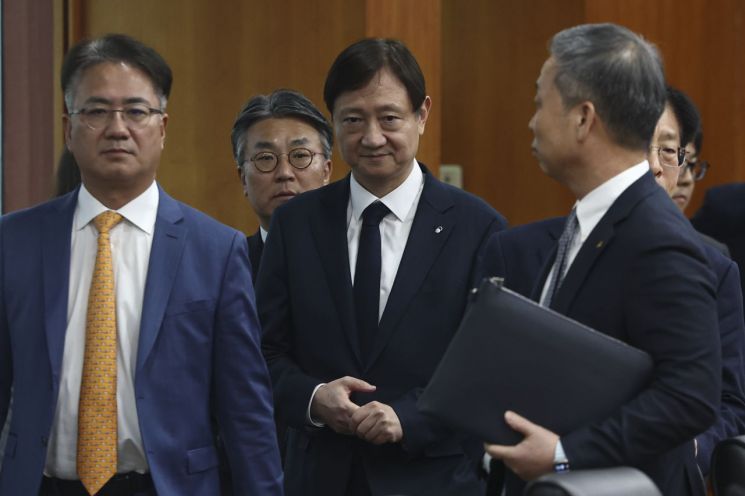 이찬진 금융감독원장이 10일 서울 금융투자협회에서 열린 ‘금융감독원장-증권회사 CEO간담회‘에서 기념촬영 후 자리로 향하고 있다. 연합뉴스