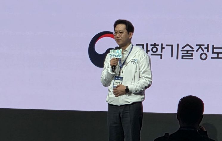 배경훈 부총리 겸 과기정통부 장관이 26일 서울 서초구 엘타워에서 열린 '전 국민 AI 경진대회 개막식'에서 발언하고 있다. 공병선 기자