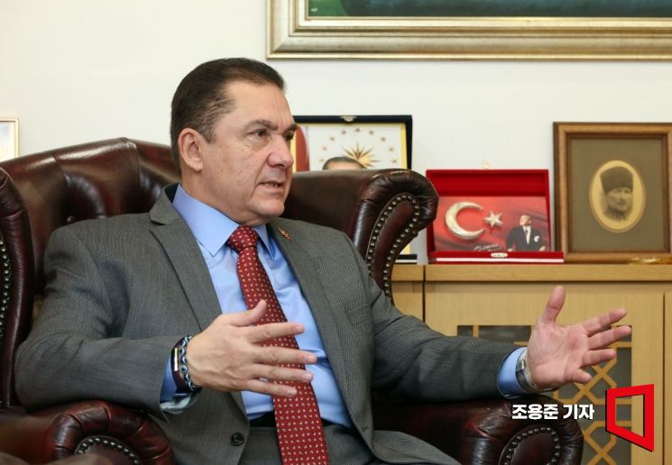 무랏 타메르 주한튀르키예 대사가 지난 26일 서울 중구 대사관에서 아시아경제와 인터뷰 하고 있다. 조용준 기자