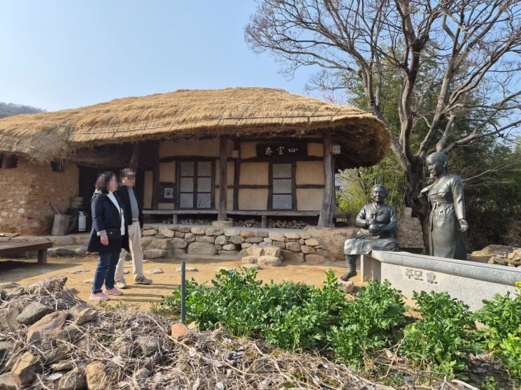26일 오후 전남 강진군 강진읍 사의재에서 부부 관람객이 자유롭게 관람하고 있는 모습. 민현기 기자