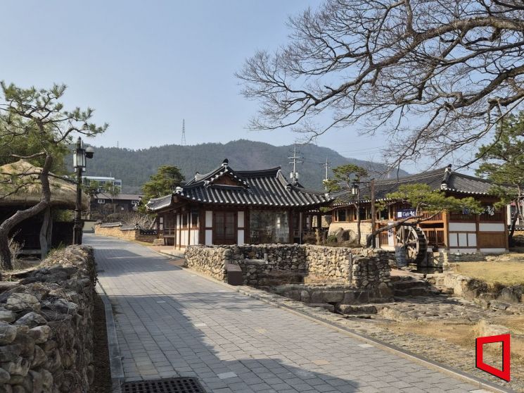 전남 강진군 강진읍 사의재 인근에 자리잡은 '추억의 테마거리'와 한옥 카페들이 들어선 모습. 민현기 기자