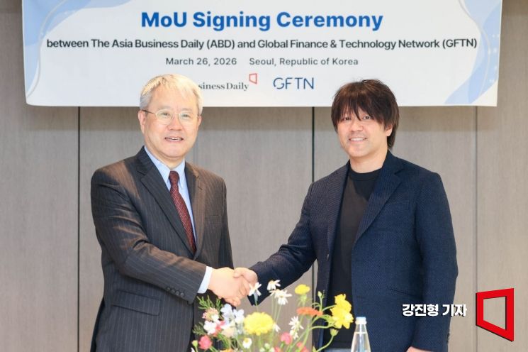 장범식 아시아경제 대표이사(왼쪽)와 타케시 키토 GFTN JAPAN 대표가 26일 서울 여의도 메리어트 이그제큐티브 아파트먼트 파크카페에서 열린 '아시아경제-싱가포르 GFTN(Global Finance & Technology Network), 글로벌 디지털 자산 포럼 공동 개최 위한 업무협약 체결'에 참석해 협약서에 서명을 마친 뒤 악수하고 있다. 강진형 기자