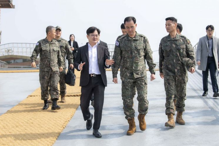 김병수 김포시장이 26일 육군 제2291부대와 신곡수중보부터 일산대교 남단까지 한강변 경계철책 철거 구간에 대한 수정 합의각서를 체결한 후 현장을 살펴보고 있다. 김포시 제공