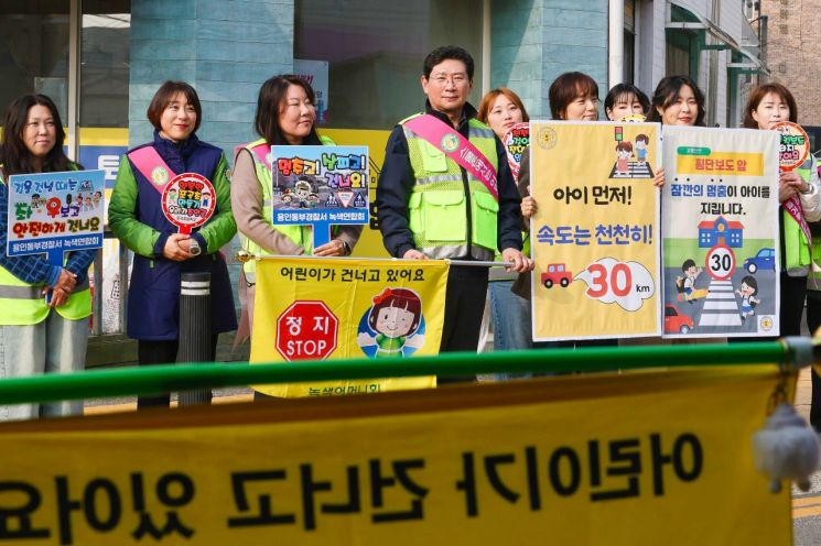 이상일 시장이  26일 포곡초에서 교통지도 봉사를 진행하고 있다. 용인시 제공