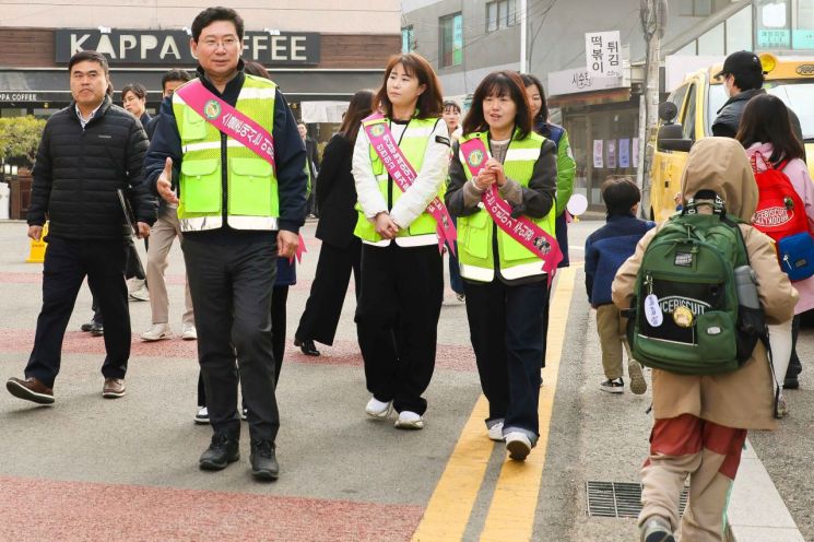 이상일 시장이  26일 포곡초 후문 인근에서 통학로를 점검하고 있다.  용인시 제공