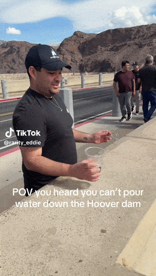 후버댐 아래로 물을 뿌리는 실험을 진행하는 유명 인플루언서. 틱톡