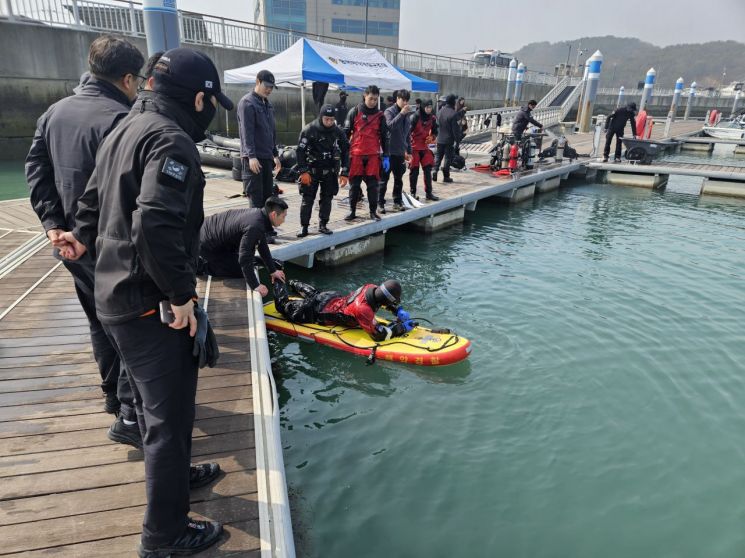 경기평택항만공사 및 유관기관이 지난 26일 합동훈련을 마치고 사진촬영을 하고 있다. 평택항만공사 제공