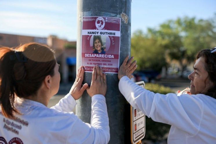 낸시 거스리 가족들이 실종 전단을 붙이고 있다. AFP 연합뉴스