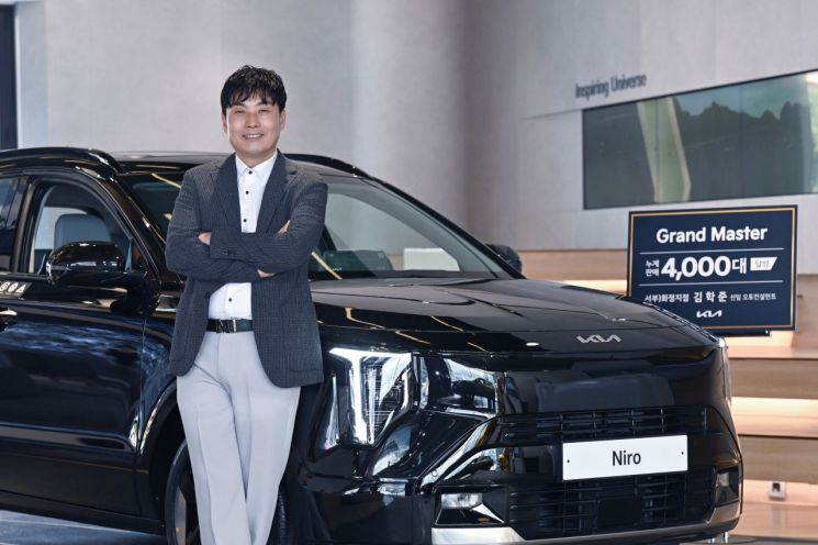 기아 김학준 선임 오토컨설턴트가 서울 강남구에 위치한 브랜드 체험공간 Kia 360에서 기념 촬영을 하는 모습. 현대차·기아