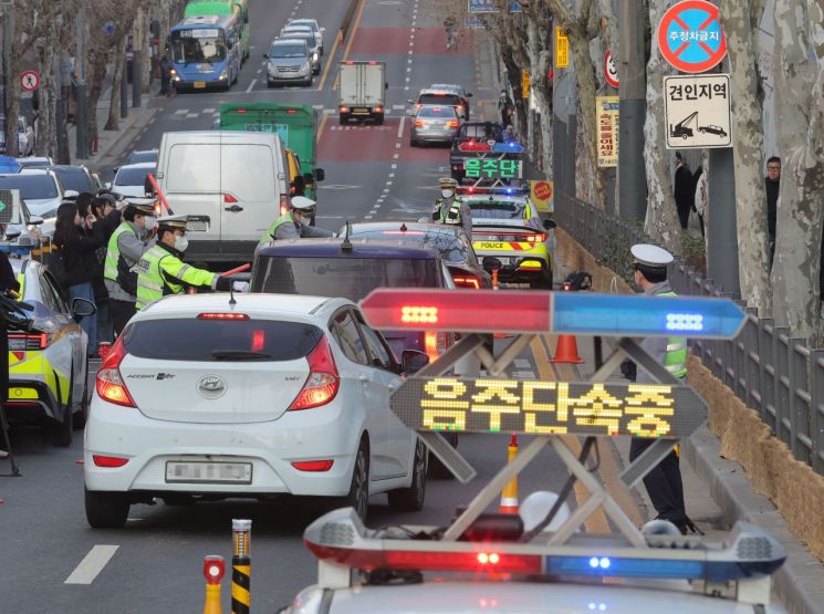 현행 도로교통법 제45조는 과로·질병·약물의 영향, 그 밖의 사유로 정상적으로 운전하지 못할 우려가 있는 상태에서 자동차 등을 운전해서는 안 된다고 규정하고 있다. 4월 2일부터 달라지는 것은 이 조항을 위반했을 때의 처벌 수위다. 연합뉴스