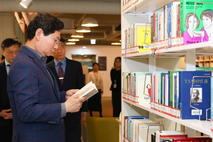 Lee Sangil市长上个月26日在龙仁中央图书馆考察设施。龙仁市提供