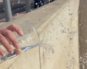 후버댐 아래로 물을 뿌리는 실험을 진행하는 유명 인플루언서. 틱톡