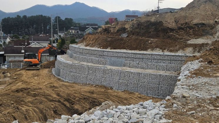 加平郡正在对取得山地变更许可后遭破坏并长期闲置的山地区域推进大规模修复工程，以预防灾害。加平郡提供