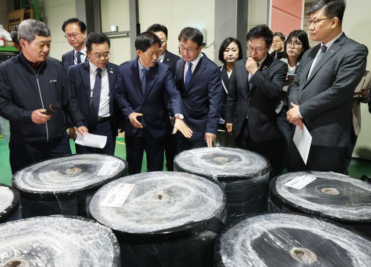 한병도 더불어민주당 원내대표가 27일 경기도 광주시 한 플라스틱 제품 제조기업에서 열린 중동 상황 민생현안 긴급 대응 및 상생협력을 위한 현장간담회에서 원자재를 살펴보고 있다. 연합뉴스