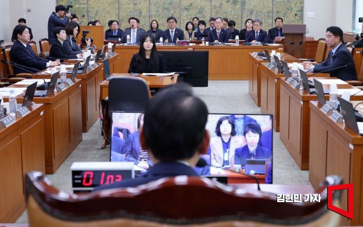 최휘영 문화체육관광부 장관이 지난 3월 국회에서 열린 문회체육관광위원회 전체회의에서 의원 질의에 답변하고 있다. 김현민 기자
