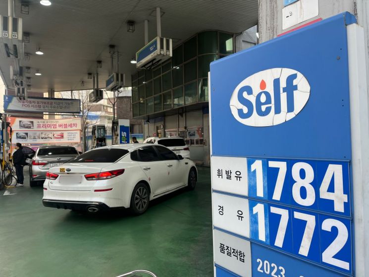 27일 오전 8시께 방문한 서울 동대문구 주유소는 저가 주유소로 알려지면서 아침부터 차량 행렬이 이어졌다. 장보경 기자