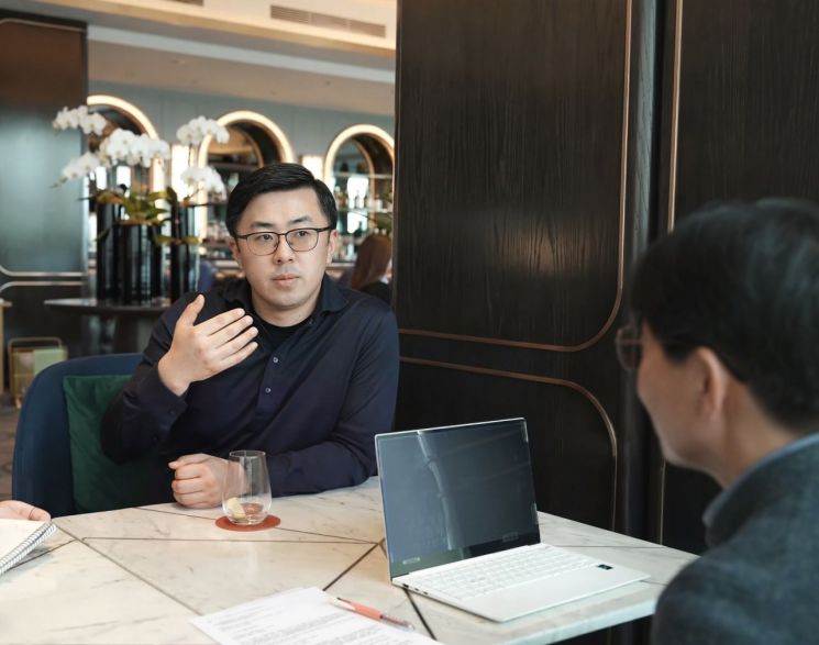 치차오 후(Qichao Hu) SES AI 창업자 겸 최고경영자(CEO)가 아시아경제와 인터뷰하고 있다. SES AI