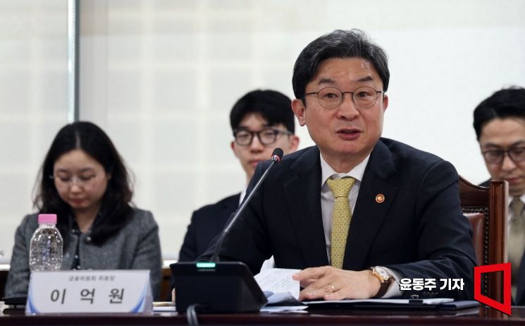 경영위기 소상공인ㆍ 서민취약계층의 선제적ㆍ복합지원을 위한 업무 협약식이 27일 서울 중구 은행회관중회의실에서 열렸다. 행사에 참석한  이억원 금융위원장이 인사말을 하고 있다. 2026.03.27 윤동주 기자