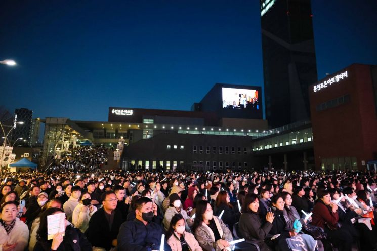 지난 27일 용인포은아트홀 야외광장에서 야간 테마형 축제 제철 예술광장이 열렸다. 용인시 제공