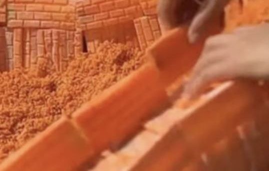 중국 후베이성에 거주하는 첸 친씨(25)가 치아로 당근을 갉아 만든 만리장성 조각품. 웨이보