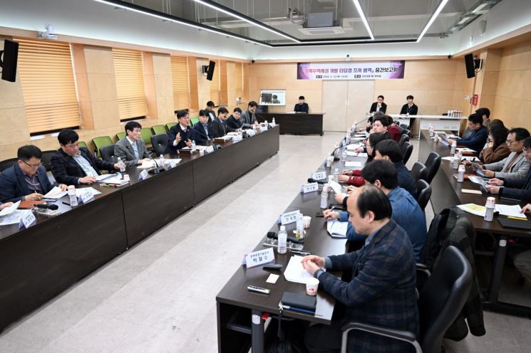 이민근 안산시장이 2026년 3월 12일 진행된 '상록수역세권 개발 타당성 조사 용역' 중간보고회에서 사업 방향에 대해 논의하고 있다. 안산시 제공