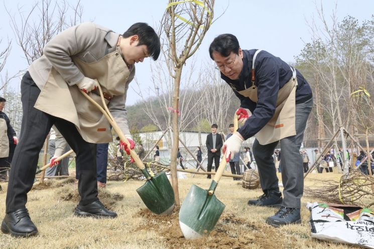Jung Myeong-geun 这位华城特例市市长正与市民一起在豫堂公园的植栽区栽种树木。华城市提供
