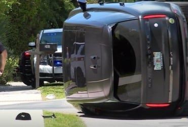 플로리다주 마틴 카운티 주피터 아일랜드의 왕복 2차선 도로에서 타이거 우즈의 차량이 전복된 모습. WPTV