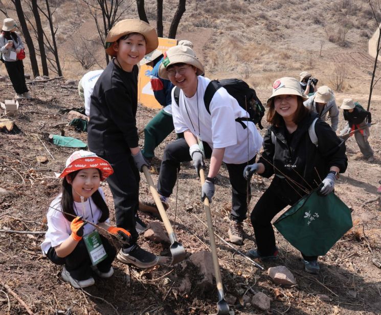 [포토]안동 산불 피해지역에서 신혼부부 나무심기 행사