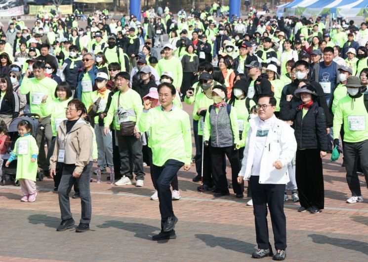 이동환 고양특례시장이 지난 27일 고양국제걷기대회에 참석해 걷기행사에 동참하고 있다. 고양시 제공