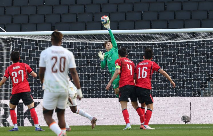 한국축구국가대표팀 골키퍼 조현우가 29일(한국시간) 영국 밀턴킨스 스타디움 MK에서 열린 코트디부아르와의 평가전에서 상대의 중거리슛을 쳐내 있다. 연합뉴스