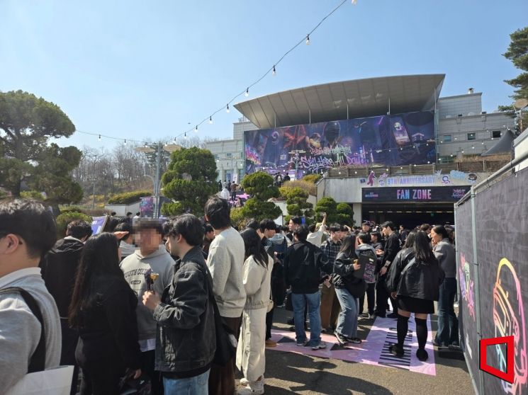 28일 서울 고려대학교 화정체육관에서 열린 '펍지 9주년 페스티벌'에 참석한 팬들이 팬존 입장을 위해 길게 줄 서 있다. 노경조 기자