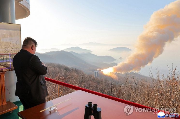 김정은 북한 국무위원장이 탄소섬유 복합재료를 이용한 대출력 고체 발동기(엔진) 지상분출시험을 참관했다고 조선중앙통신이 29일 보도했다. 평양 조선중앙통신=연합뉴스.