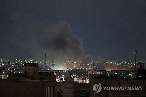 28일 공습에 연기 피어오르는 테헤란. AFP=연합뉴스