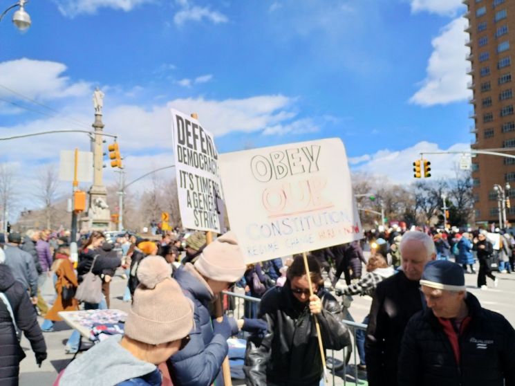 뉴욕시에서 열린 '노 킹스'(No Kings) 시위에 참가한 시민이 '헌법을 지켜라'(Obey OUR CONSTITUTION)라고 적힌 팻말을 들고 있다. 황윤주 기자