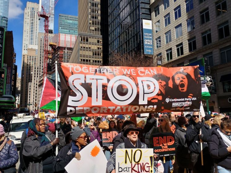 28일(현지시간) 뉴욕시 맨해튼에서 열린 반(反) 트럼프 시위에 많은 시민들이 참가해 행진하고 있다. 황윤주 기자