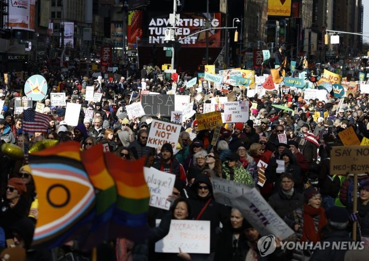 28일(현지시간) 미국 뉴욕에서 열린 '노 킹스'(No Kings) 시위 참자가들이 타임스 스퀘어 인근 거리를 행진하고 있다. UPI=연합뉴스.