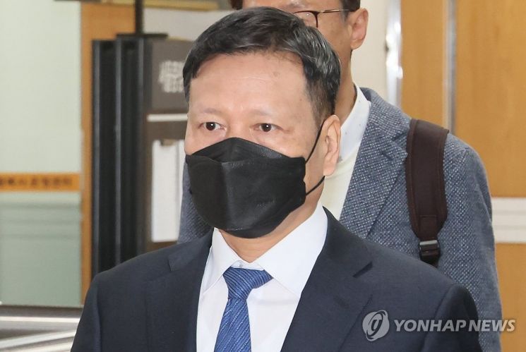 구영배 큐텐그룹 대표가 지난해 4월 8일 서울 서초구 서울중앙지법에서 열린 티메프 미정산 사태 1심 첫 공판에 출석하고 있다. 연합뉴스.