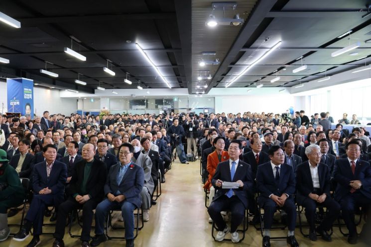 김영록 더불어민주당 전남광주특별시장 예비경선 후보 광주 선거사무소 개소식 행사에 박광태 전 광주광역시장을 비롯해, 박지원 국회의원 등 지역 중진 정치인들과 많은 시민들이 참석했다. 심진석 기자