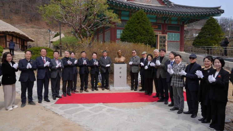 代表韩国近代文学的春川籍小说家金裕贞先生的“金裕贞先生逝世第89周年追悼仪式”于29日在金裕贞文学村举行。春川市提供