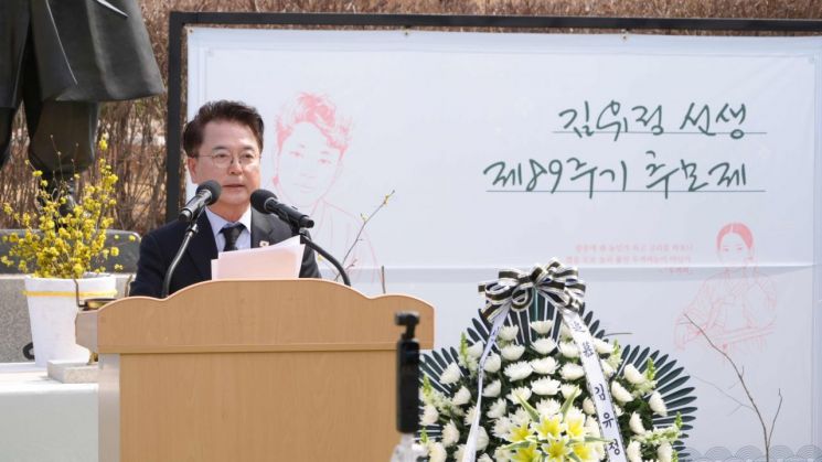 代表韩国近代文学的春川籍小说家Kim Yujeong先生逝世第89周年追悼仪式29日在Kim Yujeong文学村举行。春川市提供