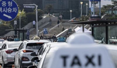 승객을 태우기 위해 대기하고 있는 택시들. 사진은 해당 기사 내용과 직접적인 관계 없음. 연합뉴스