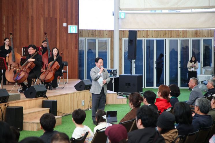 주광덕 남양주시장이 지난 28일 수동면 몽골문화촌 노마딕드림홀에서 열린 '오케스트라 선율로 만나는 영화여행' 공연에 참석해 인사말을 하고 있다. 남양주시 제공