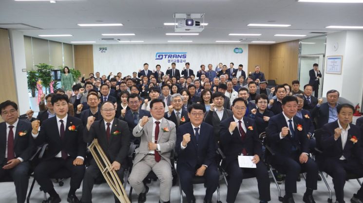 경기교통공사가 지난 27일 본사에서 제3대 박재만 사장의 취임식을 개최하고 있다. 경기교통공사 제공