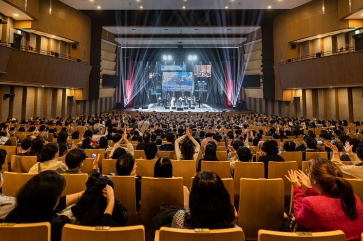 이상일 시장이 지난 28일 용인포은아트홀에서 '그림과 스토리가 있는 음악회' 해설자로 참여하고 있다. 용인시 제공