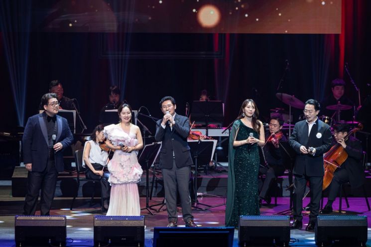 이상일 시장이 지난 28일 용인포은아트홀에서 '그림과 스토리가 있는 음악회' 해설자로 참여하고 있다. 용인시 제공