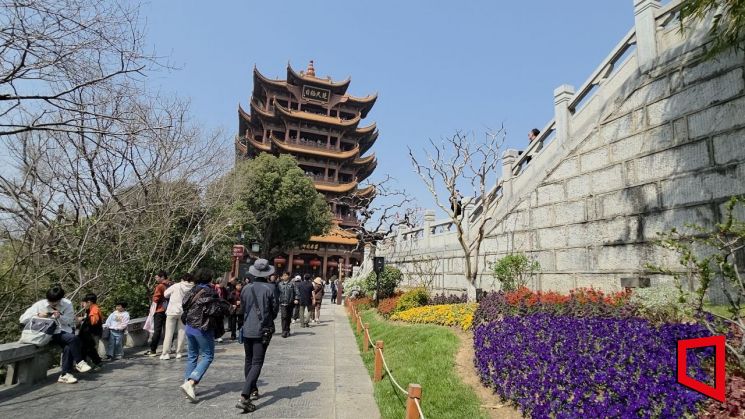 황학루는 우한시 장강 강변에 있는 유명한 역사적 누각으로 악양루(岳陽樓), 등왕각(王閣)과 함께 중국 '강남 삼대명원'의 하나로 손꼽힌다. 각 층마다 보이는 풍광이 다르며, 황학루 꼭대기에서는 양쯔강을 가장 잘 조명할 수 있다. 사진 김희윤 기자