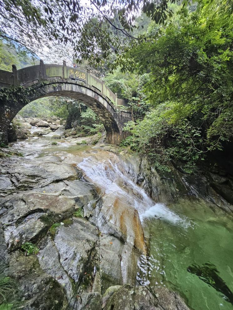 석룡협 코스 중 중간 지점인 흥구교 전경. 석룡협은 험준한 절벽과 시원한 폭포, 맑은 계곡물로 유명한 곳이다. 사진 뚱딴지여행