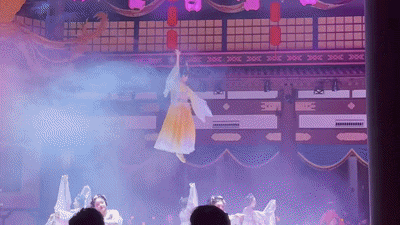 우한 구이산 지음전의 몰입형 식사 공연 '삼국군방연' 중. 삼국지 이야기와 형초 음식, 전통의상 체험, 야경 관람을 한데 묶어 체류형 야간 관광 콘텐츠로 현지에서 큰 인기를 얻고 있다. 영상 김희윤 기자